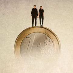 Grundsicherung statt Bürgergeld: Ein Paar steht auf einem schwindenen Euro