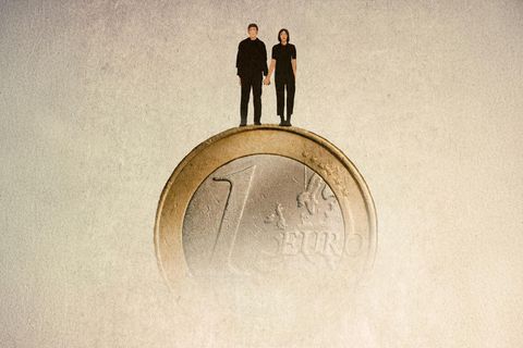 Grundsicherung statt Bürgergeld: Ein Paar steht auf einem schwindenen Euro