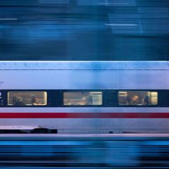Die Ticketpreise bei der Bahn bleiben nach dem Fahrplanwechsel Mitte Dezember überraschend stabil. (Archivbild) Foto: Marijan Mu