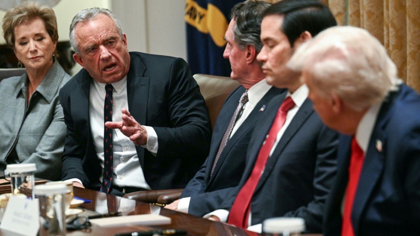 Robert F. Kennedy Jr. (l.) bei der Kabinettssitzung