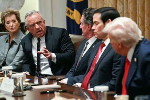Robert F. Kennedy Jr. (l.) bei der Kabinettssitzung