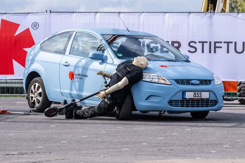 Crashtest mit einem E-Scooter: Ein abbiegendes Auto erfasst den Dummy - der prallt hart auf den Wagen. Foto: Guido Kirchner/dpa