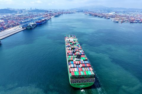 Containerschiff in China