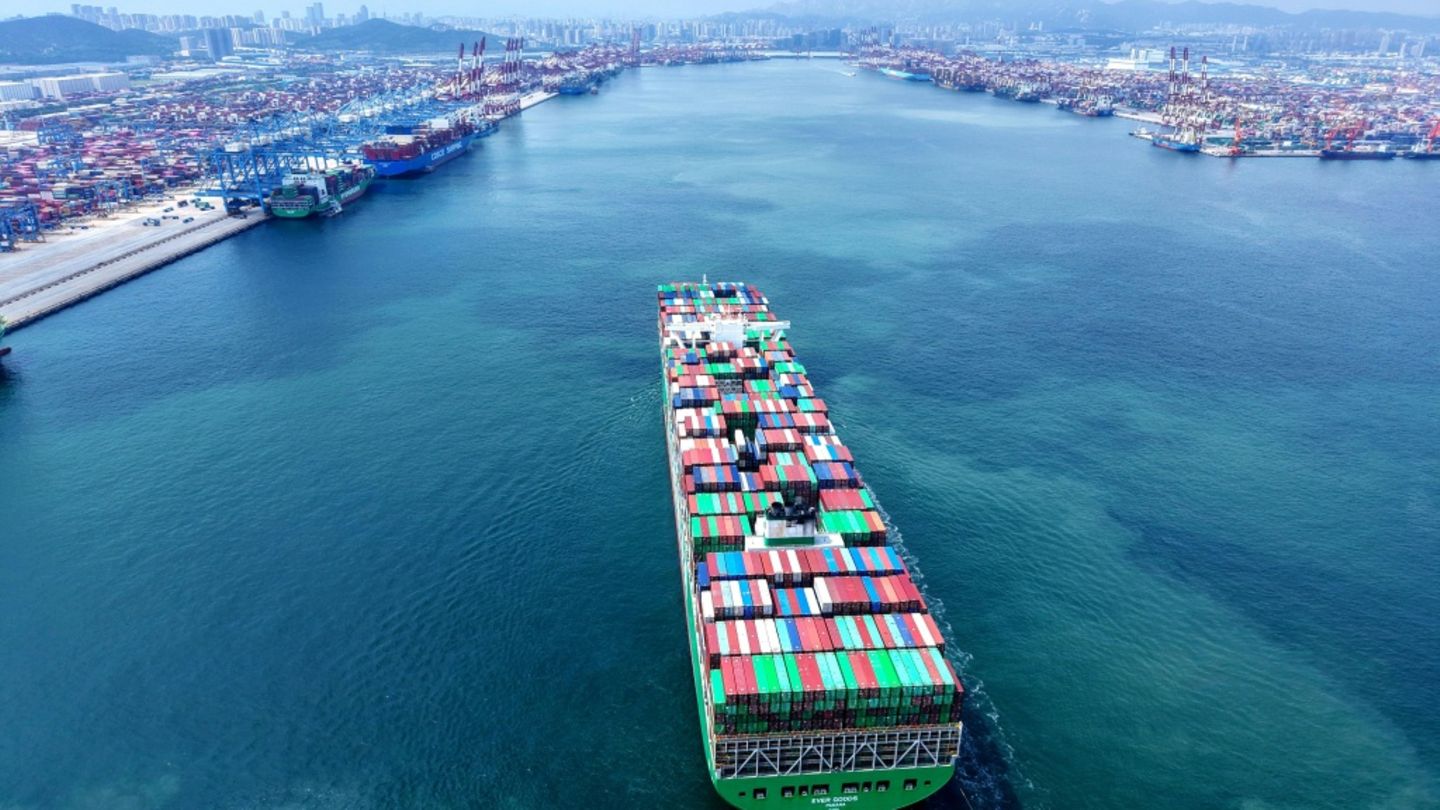 Containerschiff in China