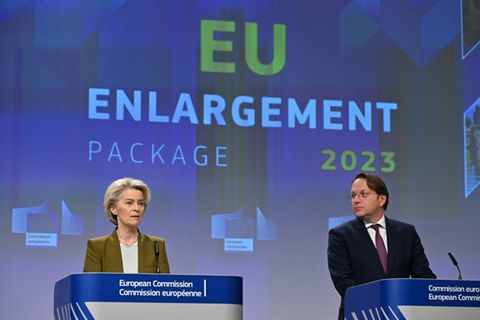Von der Leyen und Varhelyi bei Pressekonferenz 2023