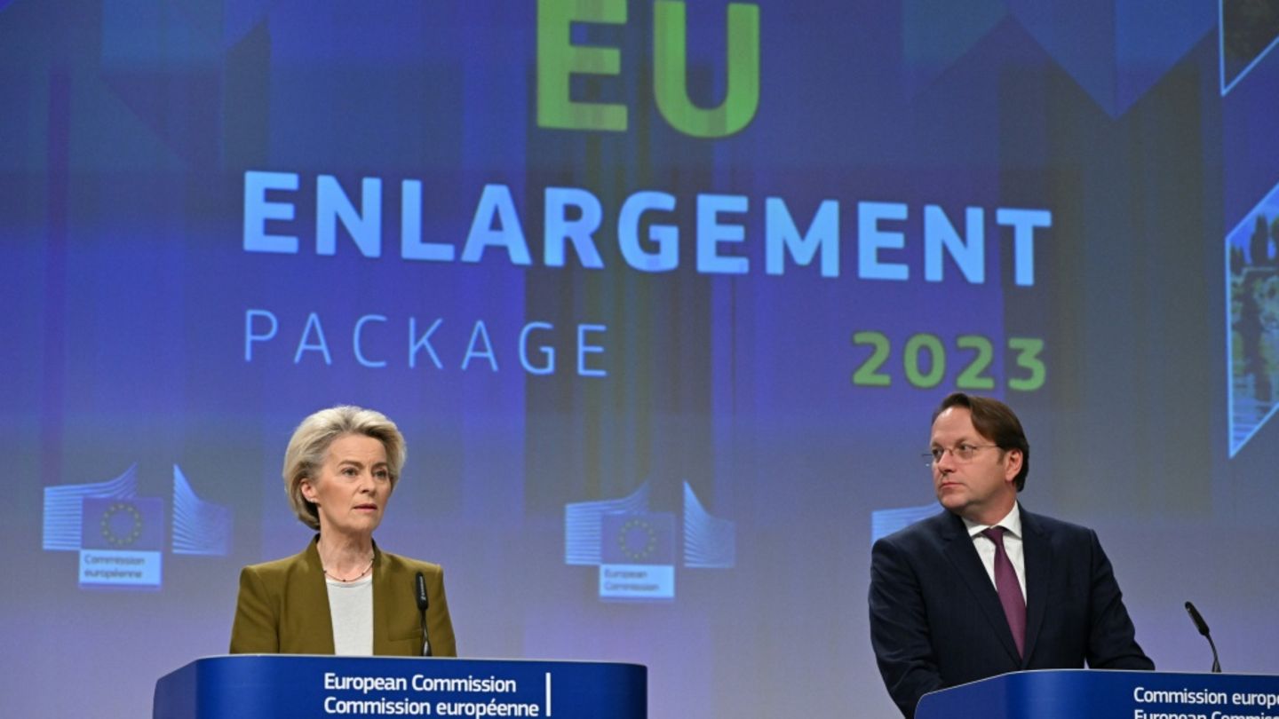 Von der Leyen und Varhelyi bei Pressekonferenz 2023