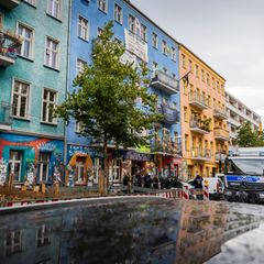 Polizeikräfte sind in der Rigaer Straße in Berlin-Friedrichshain im Einsatz. (Archivbild) Foto: Christoph Soeder/dpa