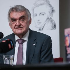 NRW-Innenminister Herbert Reul (CDU) hat sein erstes Buch vorgestellt. Foto: Oliver Berg/dpa
