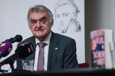 NRW-Innenminister Herbert Reul (CDU) hat sein erstes Buch vorgestellt. Foto: Oliver Berg/dpa