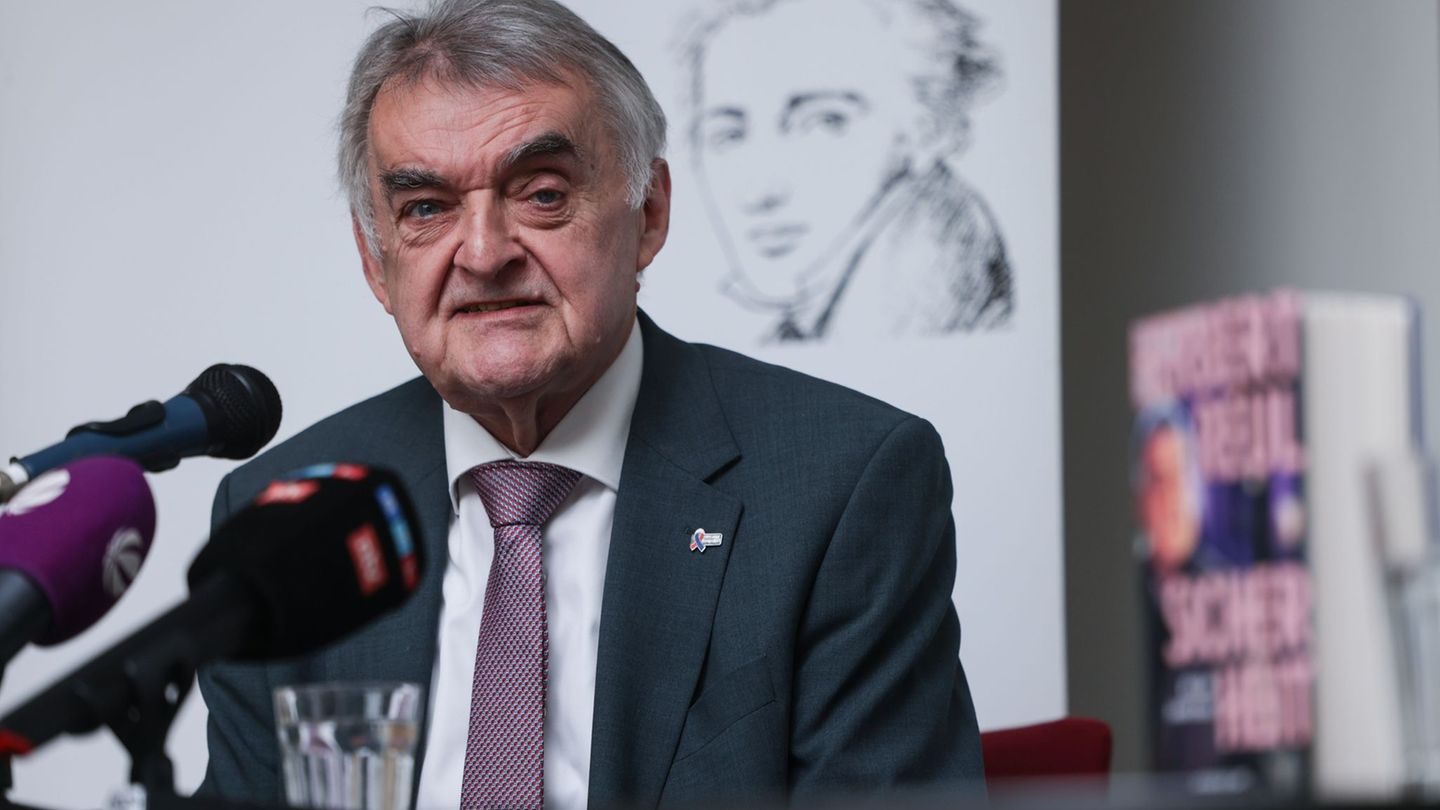 NRW-Innenminister Herbert Reul (CDU) hat sein erstes Buch vorgestellt. Foto: Oliver Berg/dpa