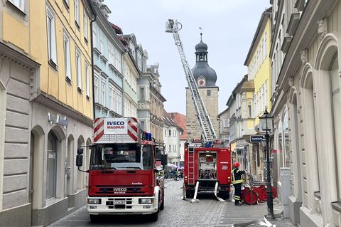 Die Einsatzkräfte konnten den Brand im Dachgeschoss löschen. Foto: Daniel Vogl/dpa