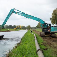 Aus der Schwarzen Elster muss Eisenhydroxidschlamm gebaggert werden, der den Abfluss behindert . Foto: Sebastian Kahnert/dpa