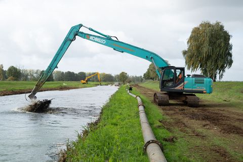Aus der Schwarzen Elster muss Eisenhydroxidschlamm gebaggert werden, der den Abfluss behindert . Foto: Sebastian Kahnert/dpa