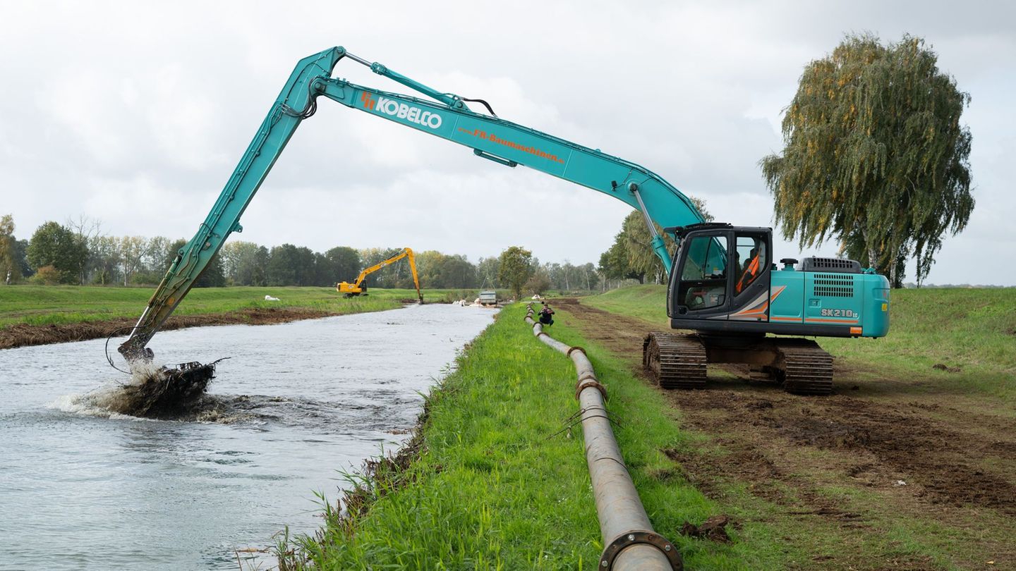 Aus der Schwarzen Elster muss Eisenhydroxidschlamm gebaggert werden, der den Abfluss behindert . Foto: Sebastian Kahnert/dpa