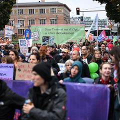 Demonstranten protestieren gegen geplante Kürzungen in Berlin. Foto: Britta Pedersen/dpa