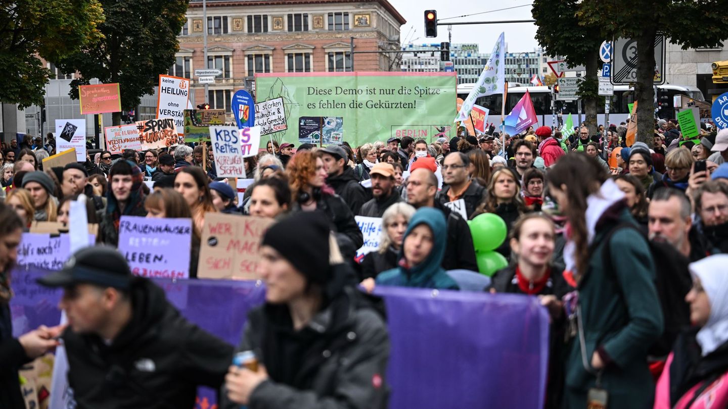 Demonstranten protestieren gegen geplante Kürzungen in Berlin. Foto: Britta Pedersen/dpa