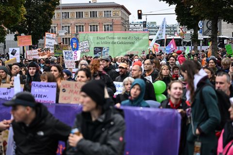 Demonstranten protestieren gegen geplante Kürzungen in Berlin. Foto: Britta Pedersen/dpa
