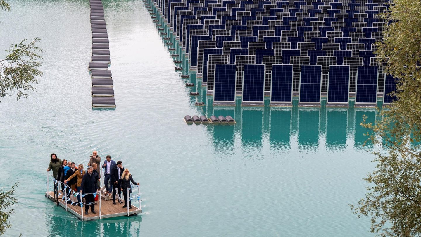 10. Oktober: Schwimmendes Kraftwerk Gilching, Bayern. Markus Söder lässt nichts aus. Auch ein Floß, auf dem er an der Einweihung einer schwimmenden Photovoltaik-Anlage auf einem Baggersee teilnimmt, schreckt ihn nicht ab. Im Gegenteil: Der bayerische Ministerpräsident war voll des Lobes: "Einfach eine geile Geschichte“, entfuhr es dem CSU-Chef im Angesicht der bayerischen Ingenieurskunst