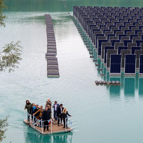 Gilching, Bayern. Markus Söder lässt nichts aus. Auch ein Floß, auf dem er an der Einweihung einer schwimmenden Photovoltaik-Anlage auf einem Baggersee teilnimmt, schreckt ihn nicht ab. Im Gegenteil: Der bayerische Ministerpräsident war voll des Lobes: "Einfach eine geile Geschichte“, entfuhr es dem CSU-Chef im Angesicht der bayerischen Ingenieurskunst