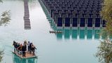 Gilching, Bayern. Markus Söder lässt nichts aus. Auch ein Floß, auf dem er an der Einweihung einer schwimmenden Photovoltaik-Anlage auf einem Baggersee teilnimmt, schreckt ihn nicht ab. Im Gegenteil: Der bayerische Ministerpräsident war voll des Lobes: "Einfach eine geile Geschichte“, entfuhr es dem CSU-Chef im Angesicht der bayerischen Ingenieurskunst