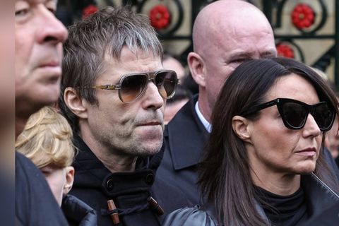 Liam Gallagher und Debby Gwyther vor der Kathedrale von Manchester.