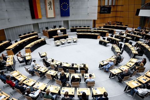 Schüler waren ins Plenum eingeladen, um mit Zeitzeugen zu diskutieren, Foto: Britta Pedersen/dpa