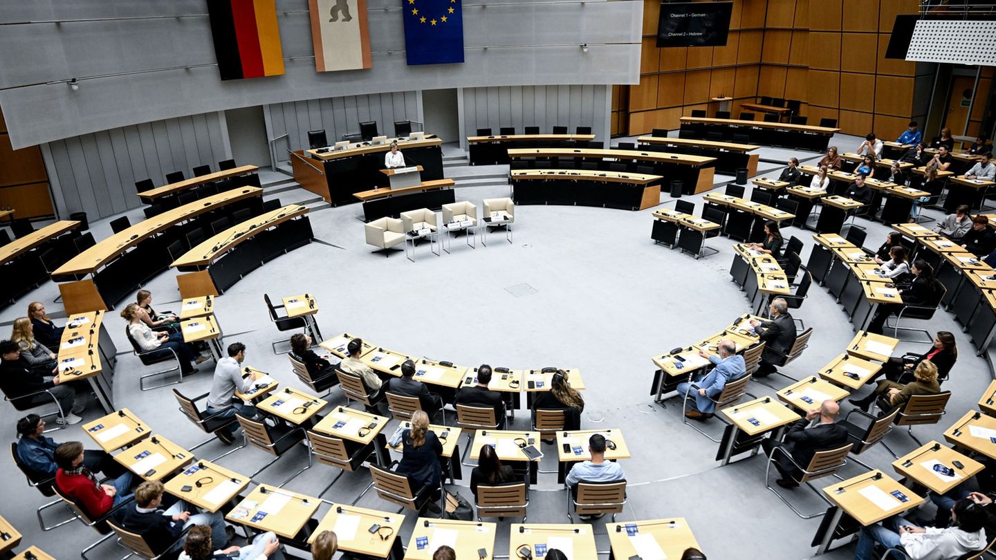 Schüler waren ins Plenum eingeladen, um mit Zeitzeugen zu diskutieren, Foto: Britta Pedersen/dpa