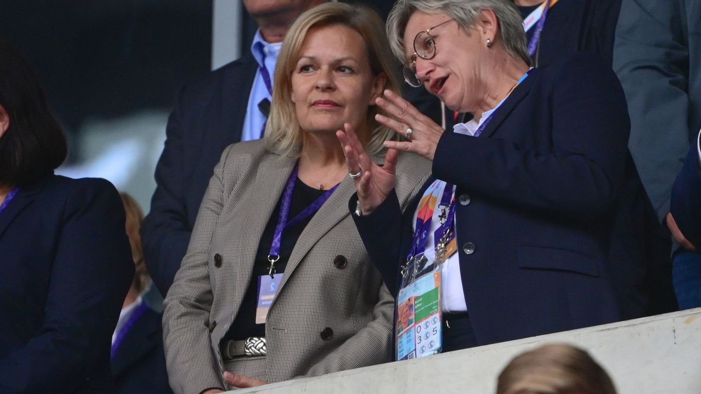 Silke Raml (r) ist Kandidatin für einen Platz im DFB-Präsidium. Foto: Sebastian Gollnow/dpa