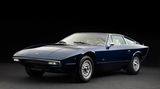 Ein dunkelblauer Maserati Khamsin