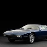 Ein dunkelblauer Maserati Khamsin