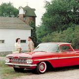 Ein von einem roten Chevrolet El Camino der ersten Generation