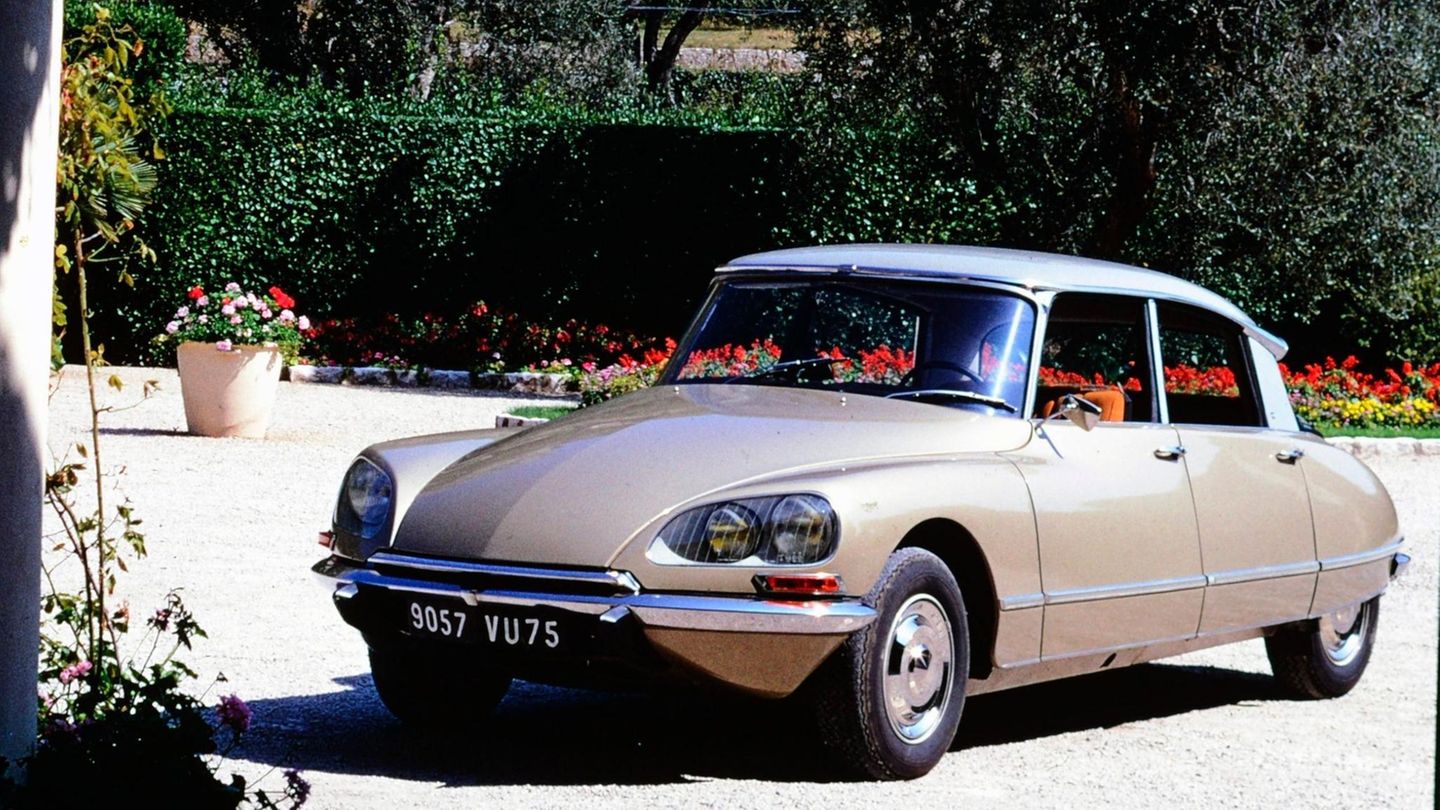 eine historische Aufnahme eines Citroën DS eine historische Aufnahme eines Citroën DS