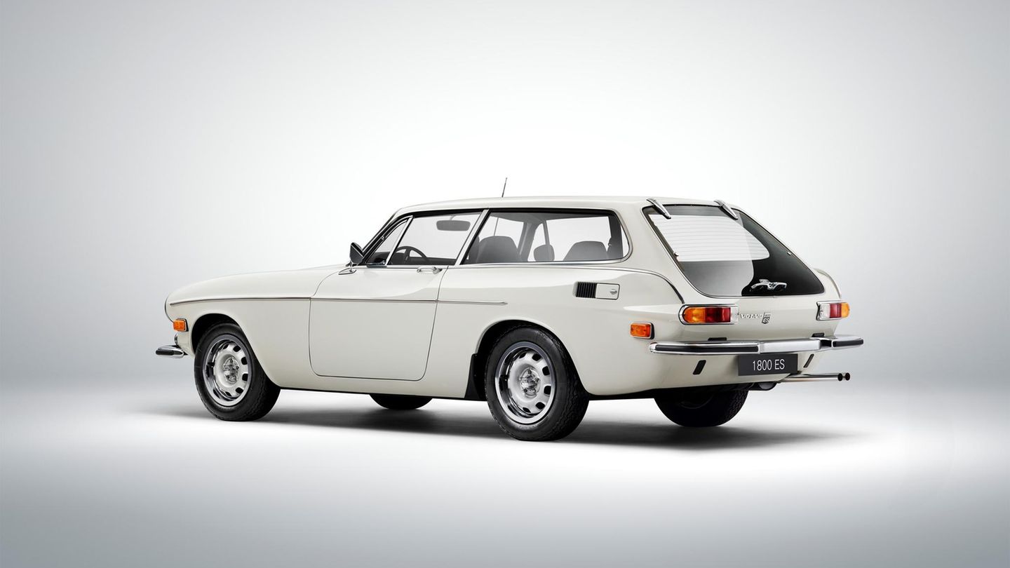 Rückansicht eines weißen Volvo P1800 ES Rückansicht eines weißen Volvo P1800 ES