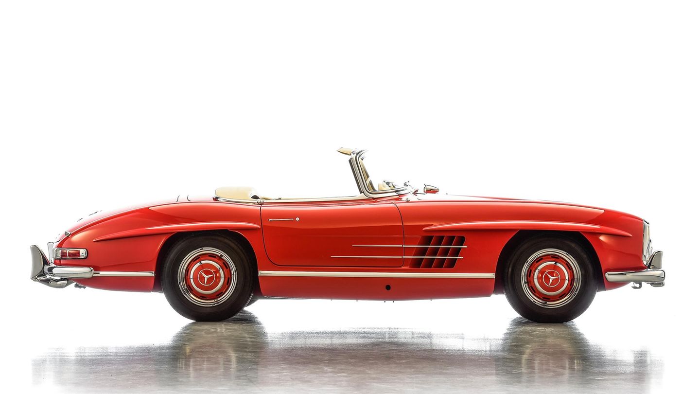 Ein 300 SL Cabrio in der Seitenansicht Ein 300 SL Cabrio in der Seitenansicht