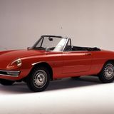 Ein roter Alfa Romeo Spider Duetto