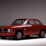 Alfa Romeo Giulietta GTA  Nein, GTA steht nicht für "Grand Theft Auto" nach dem gleichnamigen Computerspiel, sondern für Giulia Sprint Alleggerita – den leichtgewichtigen Sportwagen von Alfa Romeo. 1965 vorgestellt, begeisterte das gedrungene Coupé durch seine klare Linienführung. Die Straßenvariante hatte lediglich 115 PS, die aber auch nur 820 Kilogramm bewegen mussten. Bei 185 km/h war Schluss, doch der röhrende Sound des Aluminium-Vierzylinders mit Doppelzündung und zwei obenliegenden Nockenwellen lässt Autofans noch heute schwärmen. Auf den Tourenwagen-Rennstrecken wischte der getunte GTA "Corsa" mit der Konkurrenz viele Jahre den Boden auf. Der GTA ging aus dem berühmten Alfa Romeo Bertone hervor, einer Stilikone, die den Alfa-Romeo-Mythos gründete