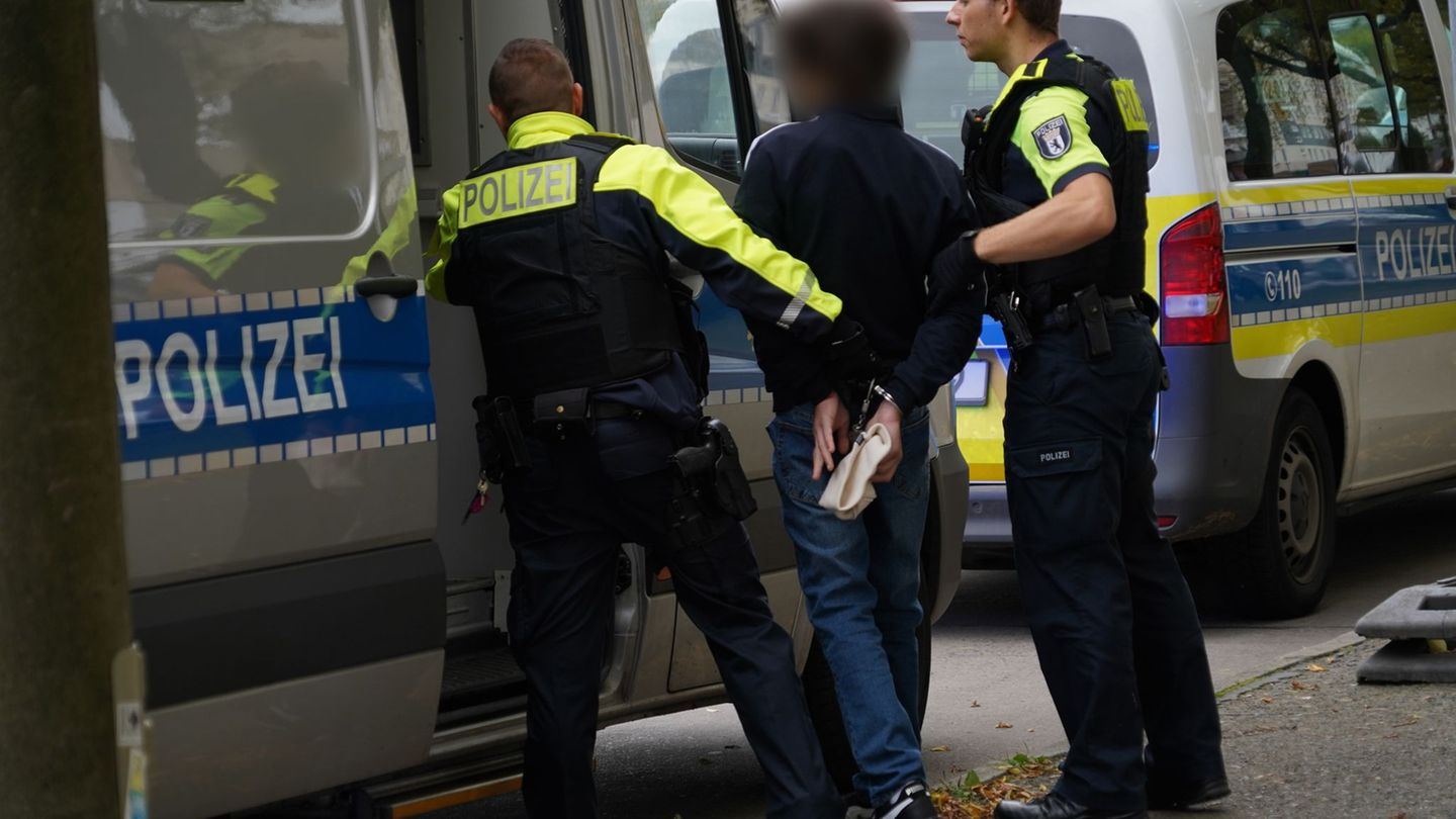 Wegen des Verdachts des erpresserischen Menschenraubes hat die Berliner Polizei einen Jugendlichen und einen erwachsenen Mann fe