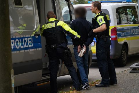 Wegen des Verdachts des erpresserischen Menschenraubes hat die Berliner Polizei einen Jugendlichen und einen erwachsenen Mann fe