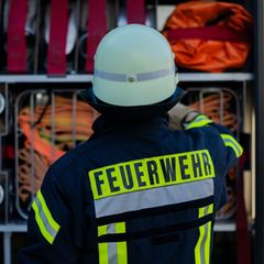 Im Zentrallager einer Supermarktkette in Oberhausen hat ausgetretenes Ammoniak einen Großeinsatz der Feuerwehr ausgelöst. (Symbo