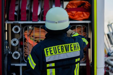 Im Zentrallager einer Supermarktkette in Oberhausen hat ausgetretenes Ammoniak einen Großeinsatz der Feuerwehr ausgelöst. (Symbo