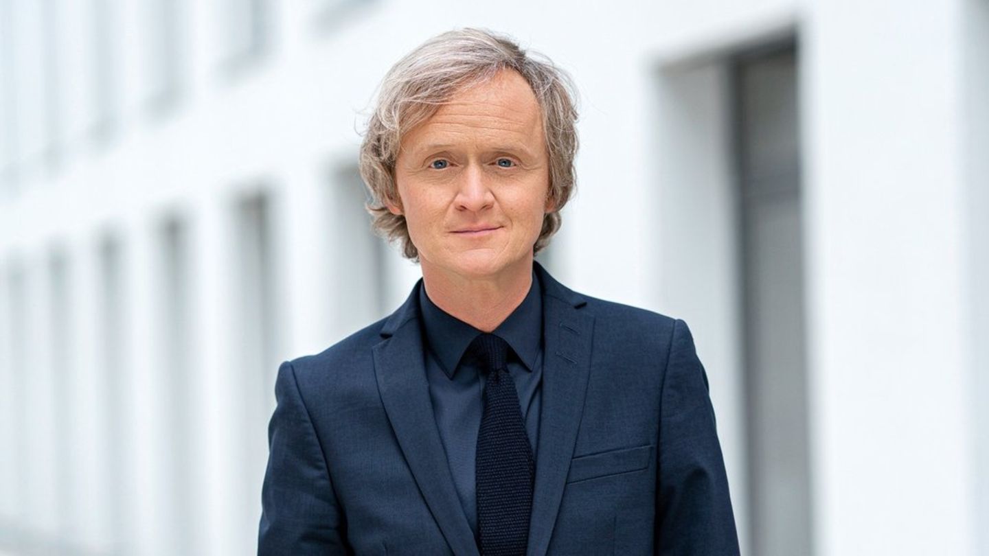 Pierre M. Krause ist in "Tatort: Überlebe wenigstens bis morgen" in seiner Paraderolle als Moderator zu sehen.