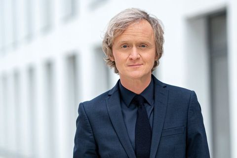 Pierre M. Krause ist in "Tatort: Überlebe wenigstens bis morgen" in seiner Paraderolle als Moderator zu sehen.