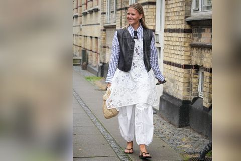 2025 ist es wieder angesagt, Kleider mit Hosen zu kombinieren.