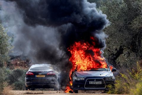 Brennende Autos nach dem Siedler-Angriff in Beita