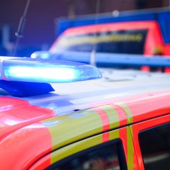 Rettungskräfte bringen die Verletzten in umliegende Krankenhäuser. (Symbolbild) Foto: Julian Stratenschulte/dpa