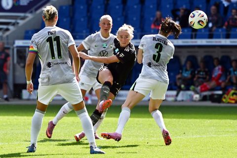 Der Klassiker des deutschen Frauenfußballs: Bayern München gegen den VfL Wolfsburg - hier beim Supercup-Finale im August. Foto: