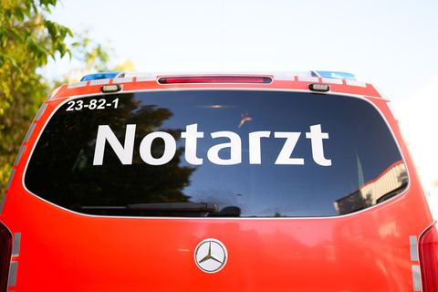Rettungskräfte bringen die verletzte 15-Jährige in eine Klinik. (Symbolbild) Foto: Julian Stratenschulte/dpa