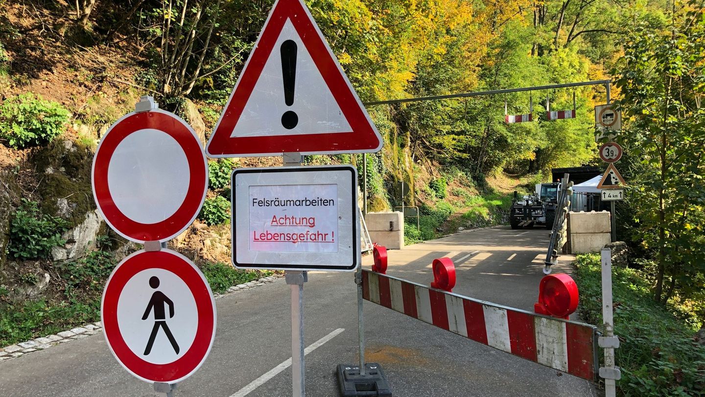 Die Straße durch das romantische Tal ist aus Sicherheitsgründen gesperrt. Foto: Christian Böhmer/dpa