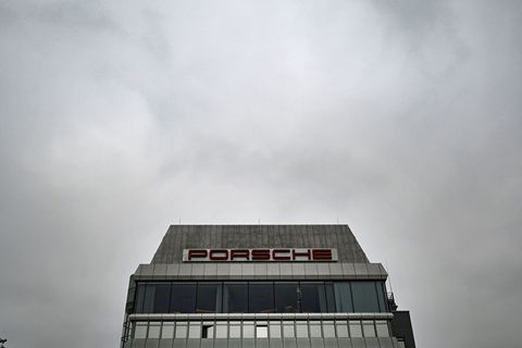 Bei Porsche sind Gespräche über eine Verschärfung des Sparkurses angelaufen. Foto: Bernd Weißbrod/dpa