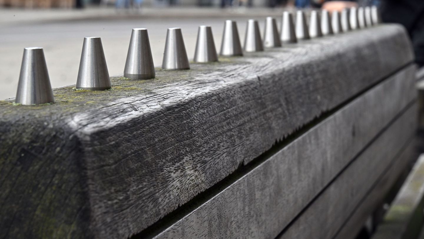 Bewusst unbequem oder abweisend gestaltetes Stadtmobiliar, sogenannte defensive Architektur, hat sich in mehreren Thüringer Städ